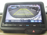 バックカメラが付いています。雨や夜でも後方確認が可能です。目視とあわせて、ご利用ください!