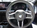 BMWのステアリングは「正確さ」「自然な応答性」「一体感」を重視して設計されており、特に路面情報の伝わり方と車体との一体感が他メーカーと大きく異なるのが特徴です