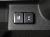 インパネにUSB電源ソケットを2個装備しており、デバイスの充電が便利です。