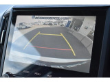リヤカメラ付きなので、シフトレバーをリバースにすると連動してカメラ映像に切り替わります。