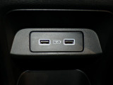 センターコンソールの後ろ側にはUSBチャージャーを配置。後部座席の人も手軽に充電できます。