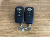 【スマートキー】 スマートキーを携帯していれば、ドアハンドルのボタンを押してロックの解除ができ、パワースライドドアもワンタッチで開閉できます。