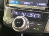【オートエアコン】一度お好みの温度に設定すれば、車内の温度を検知し風量や温度を自動で調整。暑い&hellip;寒い&hellip;と何度もスイッチ操作をする必要はありません。快適な車内空間には必須の機能ですね♪