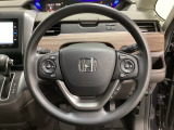 ハンドルにHondaセンシング系のクルーズコントロールやレーンキープアシストなどのスイッチと、オーディオの操作スイッチが装備されています。ハンドルから手を離さず安全に操作できます。