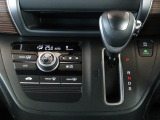 操作性の優れたインパネシフトはストレート式を採用しています。エアコンはフルオートエアコンが装備されており、車内を快適な温度に保ちます。