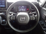 ハンドル左側にはオーディオ操作が出来るオーディオリモートコントロールスイッチ、右側にはHonda SENSINGとオートクルーズコントロールのスイッチを装備!