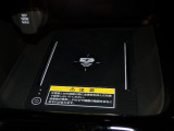 ワイヤレス充電対応のスマートフォンを置くだけでさっと充電できます。充電ケーブルが必要ないので車内がすっきりします。