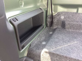 運転席後部にはボックス型の収納があります。