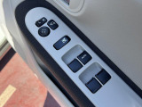 [パワーウィンドー、ドアミラー開閉、角度調整スイッチ]ワンタッチで窓の操作が出来ますよ、また、ミラーの開閉ボタン、ドアミラーの調整ボタンがついております☆