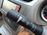 動くタイミングを調整できる間欠式ワイパーは、車速に連動して間欠時間が変化する機能も備えて運転をサポートしてくれます!