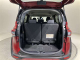 荷室も日常のお買い物には困らない広さが確保されております 後席を分割で倒すこともできますよ