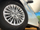 【純正17インチアルミホイール】外観にマッチした純正アルミホイールを装着しております。各種社外アルミホイールや、スタッドレスタイヤも取扱いしております。是非ご相談くださ