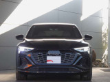 ●一目でAudiとわかる特徴的なシングルフレームグリル・LEDランプ。精悍なフロントマスクからAudiのスマートで上品なブランドを連想させてくれます。女性にも大変ご好評頂いております。