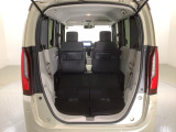 リアシートを倒すと、ラゲッジスペースを広くお使いいただけます!