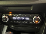【オートエアコン】一度お好みの温度に設定すれば、車内の温度を検知し風量や温度を自動で調整。暑い&hellip;寒い&hellip;と何度もスイッチ操作をする必要はありません。快適な車内空間には必須の機能ですね♪