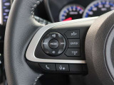 便利なステアリングスイッチ付きでナビに目をやらなくても音量調整等が可能です。