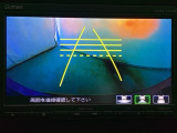バックでの車庫入れも安心です! リアカメラが付いているバックモニター付のナビを装備しております。操作線もついており距離感も画面から確認できます。