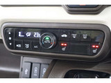 フルオートエアコンが装備されています!お好みの温度設定をするだけでエアコンの風量やモードの切り替えを自動でコントロールしてくれます!ユーザーの操作が少なく燃費走行にもつながります!