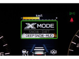 XーMODEは路面に応じてモードを選択するだけで4輪の駆動力やブレーキなどを最適にコントロール。悪路からのスムーズな脱出をサポートします。