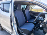 運転席のシートはホールド性に優れ疲れませんよ!
