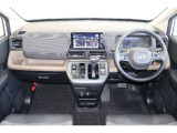 操作性に優れた運転席となります!小物入れや各ボタンの配置にこだわり、使いやすいです!座り心地もよく視認性も良好なのでロングドライブもお任せ下さい!