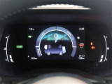 とっても見やすいメーターです。夜間時はラグジュアリーな気分にさせてくれる照明が魅力ですので、夜のドライブも楽しみになりますよ♪