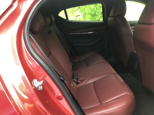 マツダ MAZDA3ファストバック 1.8 XD バーガンディ セレクション の