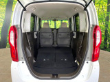 ラゲッジルームは、大容量のスペースを確保。普段のお買い物からレジャーまで、幅広く活躍してくれます!また、リアシートを倒すことでバリエーション豊かにお使いいただけます。