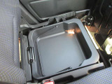 助手席下の収納スペースです