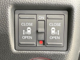 【両側パワースライドドア】スマートキーや運転席のスイッチで後席両側スライドドアの開閉が可能♪電動だから力を入れてドアを開ける必要が無く、小さなお子様でも簡単に開け閉めでき快適です♪
