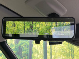 【デジタルルームミラー】後席の大きな荷物や同乗者で後方が確認しづらい時でも安心!カメラが撮影した車両後方の映像をルームミラー内に表示。クリアな視界で状況の確認が可能です!
