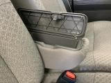 【フロントセンターアームレスト(ボックス付き)】運転席と助手席の間には、小物が収納できるボックス付のアームレストが装備!必要な物をぱっと取り出せて車内もスッキリです♪