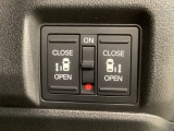 左右両側パワースライドドアが付いています。ワンタッチで簡単にお子様でも、お年寄りの方でも、開閉できますからとても便利です。キーレスや車内スイッチでも自動でドアの開閉ができます。