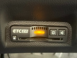 有料道路をキャッシュレスで通行できるETC車載器付きです。運転席足元に設置されています。ETCセットアップ費用は含まれておりません。別途必要となります。