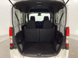 開口部も広く荷物の積み下ろしもしやすいお車となっております。4人乗りでも充分な荷室のスペースがあります。シートの背もたれは5:5の割合で分割して可倒できるので、長いお荷物などを載せることもできます。