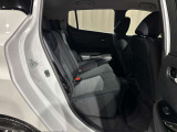 後部座席は足元広々でゆったりと乗れるスペースです♪