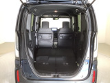 リアシートを倒すと、ラゲッジスペースを広くお使いいただけます!