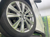 【純正アルミホイール】外観にマッチした純正アルミホイールを装着しております。各種社外アルミホイールや、スタッドレスタイヤも取扱いしております。是非ご相談ください♪