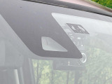 【スマートアシスト】走行中に前方の車両等を認識し、衝突しそうな時は警報とブレーキで衝突回避と被害軽減をアシスト。より安全にドライブをお楽しみいただけます。