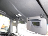 運転席、助手席のサンバイザーには鏡が付いていてちょっとした化粧直しや身だしなみのチェックができます。