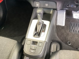 シンプルでとても使いやすいフロアシフトに、パーキングブレーキは電子制御パーキングブレーキです。