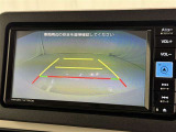 後方の見える安心をお届けするバックガイドモニター付:バックするときのアシストラインもあって楽々バック!車庫入れや縦列駐車をサポートし、苦手な駐車も安心です!今やもう手放せない装備ですネ♪