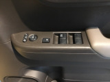 電動格納式リモコンドアミラーと、パワーウィンドウスイッチ等は運転席ドアにあります。