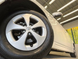 【純正15インチアルミホイール】外観にマッチした純正アルミホイールを装着しております。各種社外アルミホイールや、スタッドレスタイヤも取扱いしております。是非ご相談ください♪