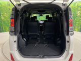 普段のお買い物や通勤、送迎等に十分な荷室スペースを確保しております。3列目を跳ね上げると、大きな荷物の積載も可能です♪