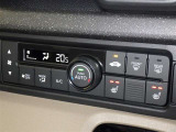オートエアコン付きなので一度、気温を設定すれば自動的に過ごし易い温度に調整してくれますよ。 車内をいつでも快適空間にしてくれます。