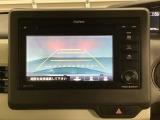 バックでの車庫入れも安心です! リアカメラが付いているバックモニター付のディスプレイオーディオを装備しております。操作線もついており距離感も画面から確認できます。