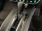 CVT車のセレクトレバーです。低速から高速まで、変速ショックのないスムーズな走りと、エンジン効率のよい領域を維持して燃費にも貢献します。