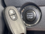 【キーレススタートシステム】カバンやポケットに入れたままでもドアの施錠・解錠が可能なスマートキーを装備。エンジンのオン・オフ時もカギを取り出す必要が無いからとっても便利です♪