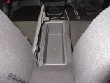 アームレストを開けると、収納スペースとしてお使いいただけます!ものが多くなりがちな車内も、隠す収納で生活感をリセット♪